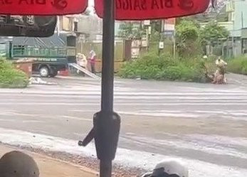 Cán bộ trật tự giằng co khiến 1 người phụ nữ ngã nhào trên mặt đường. Ảnh cắt từ clip Cán bộ trật tự giằng co khiến 1 người phụ nữ ngã nhào trên mặt đường. Ảnh cắt từ clip