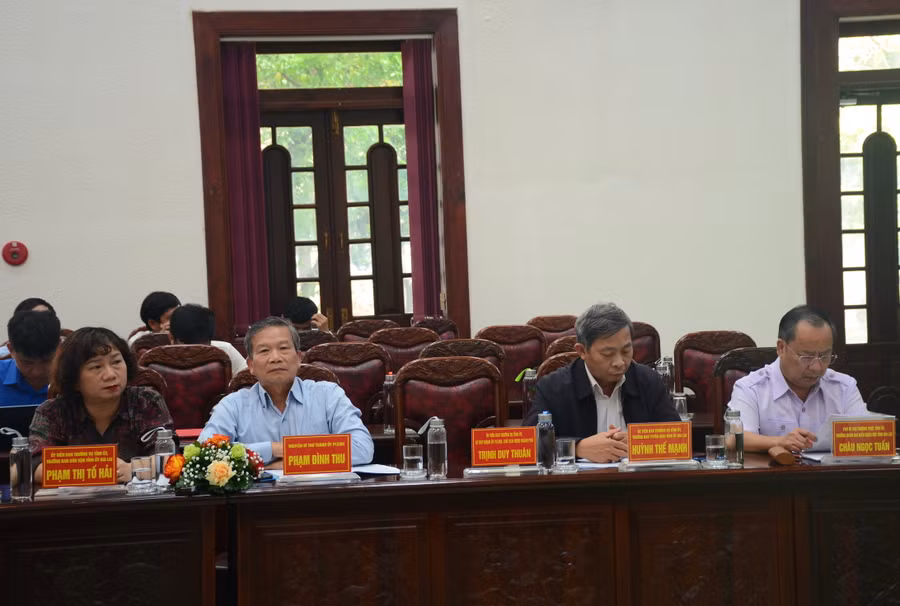 Các đồng chí lãnh đạo, nguyên lãnh đạo tỉnh Gia Lai tham dự hội nghị tổng kết 20 năm kết nghĩa giữa Sư đoàn 320 và TP. Pleiku. Ảnh: Nguyễn Tú