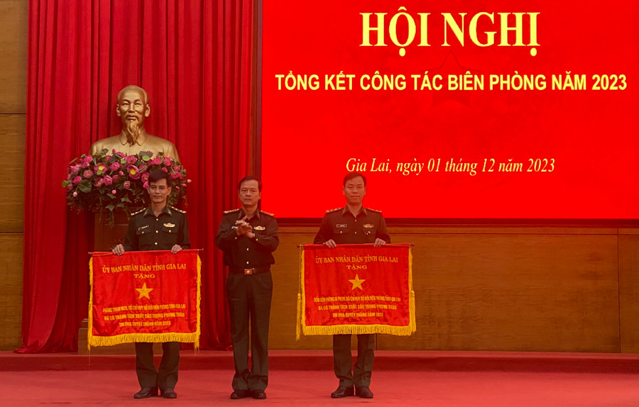 Lãnh đạo Bộ Chỉ huy BĐBP tỉnh trao cờ thi đua trong phong trào quyết thắng năm 2023 cho Đồn Biên phòng Ia Pnôn, Phòng Tham mưu Bộ Chỉ huy BĐBP tỉnh. Ảnh: T.D Lãnh đạo Bộ Chỉ huy BĐBP tỉnh trao cờ thi đua trong phong trào quyết thắng năm 2023 cho Đồn Biên phòng Ia Pnôn, Phòng Tham mưu Bộ Chỉ huy BĐBP tỉnh. Ảnh: T.D