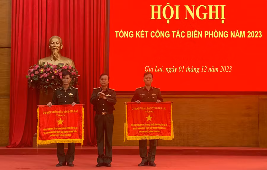 Lãnh đạo Bộ Chỉ huy BĐBP tỉnh trao cờ thi đua trong phong trào quyết thắng năm 2023 cho Đồn Biên phòng Ia Pnôn, Phòng Tham mưu Bộ Chỉ huy BĐBP tỉnh. Ảnh: T.D