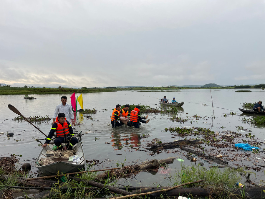 Thi thể nam thanh niên xấu số đuối nước trong Hồ Thuỷ điện An Khê được vớt lên bờ. Ảnh: Công an cung cấp Thi thể nam thanh niên xấu số đuối nước trong Hồ Thuỷ điện An Khê được vớt lên bờ. Ảnh: Công an cung cấp