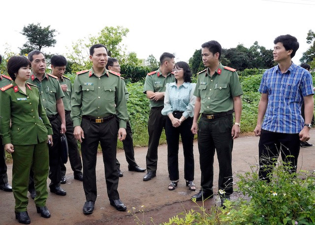 Thiếu tướng Lê Văn Tuyến-Thứ trưởng Bộ Công an cùng đoàn công tác kiểm tra công tác xây dựng trụ sở Công an xã Ia Băng (huyện Đăk Đoa, Gia Lai). Ảnh: T.D