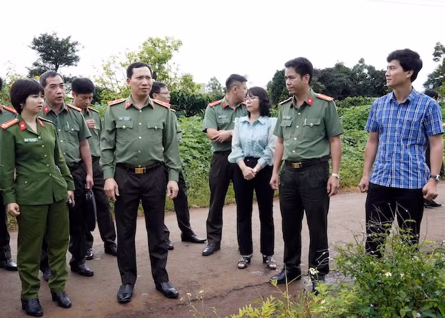 Thiếu tướng Lê Văn Tuyến-Thứ trưởng Bộ Công an cùng đoàn công tác kiểm tra công tác xây dựng trụ sở Công an xã Ia Băng (huyện Đăk Đoa, Gia Lai). Ảnh: T.D