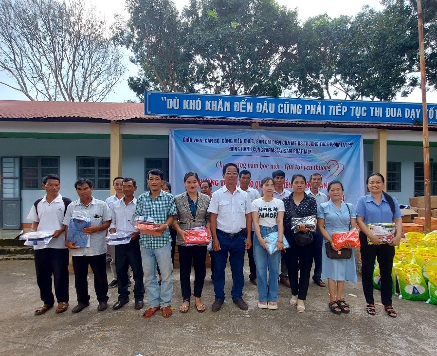 Trao tặng vải và áo sơ mi cho giáo viên Trường THCS Ia Kreng. Ảnh: T.D