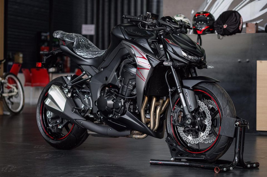 Kawasaki Z1000 ABS phiên bản tiêu chuẩn đầy hầm hố nhưng thời thượng, mạnh mẽ nhưng không kém phần tinh xảo sắc nét. (Nguồn: Kawasaki motors.com) Kawasaki Z1000 ABS phiên bản tiêu chuẩn đầy hầm hố nhưng thời thượng, mạnh mẽ nhưng không kém phần tinh xảo sắc nét. (Nguồn: Kawasaki motors.com)