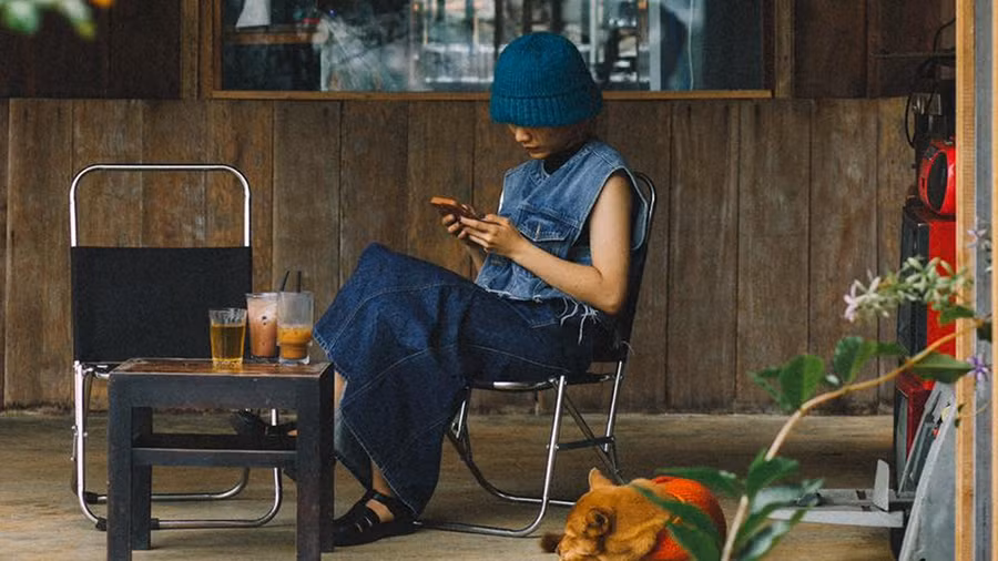 Bạn trẻ nhâm nhi cốc cà phê dưới vùng trời của riêng mình (Ảnh: Hàng Nước Tân Thời)