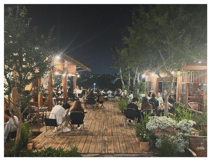 Cozy Coffee-Drink to stay, not take away. Ảnh: Hàng Nước Tân Thời