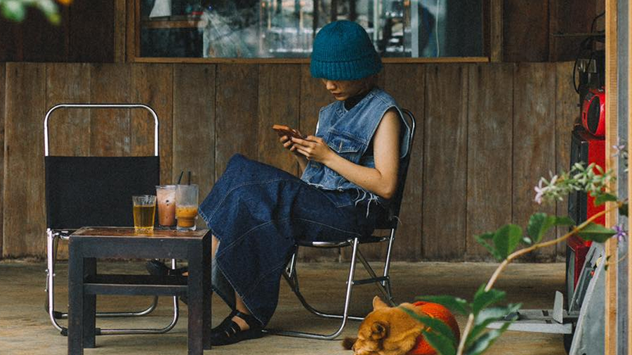 Bạn trẻ nhâm nhi cốc cà phê dưới vùng trời của riêng mình (Ảnh: Hàng Nước Tân Thời)