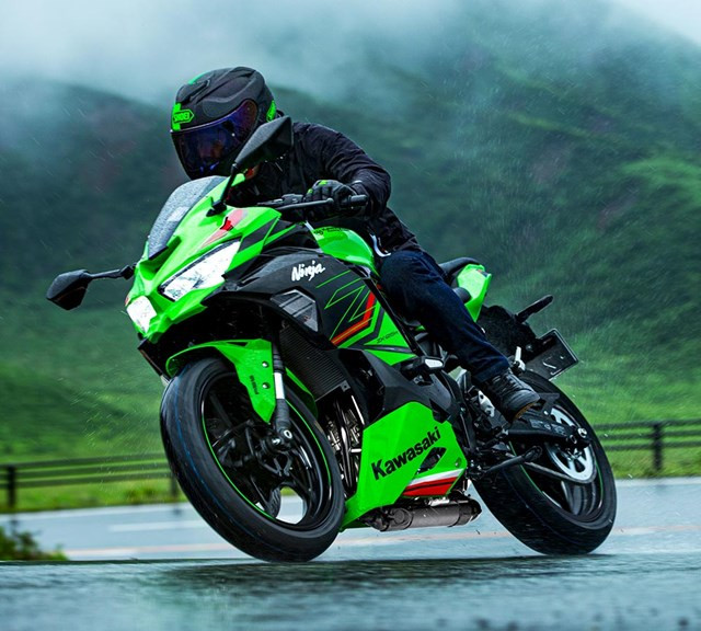 Ninja ZX-25R không chỉ thu hút những tay lái mới mà còn làm hài lòng cả những người đam mê xe môtô thể thao lâu năm. (Nguồn: kawasakimotors.vn) Ninja ZX-25R không chỉ thu hút những tay lái mới mà còn làm hài lòng cả những người đam mê xe môtô thể thao lâu năm. (Nguồn: kawasakimotors.vn)