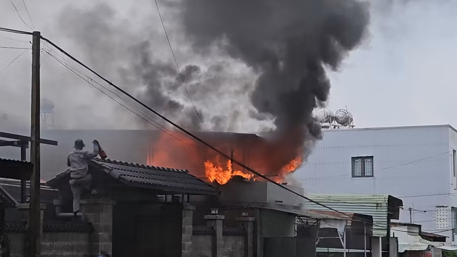 Đám cháy bùng lên dữ dội, có nguy cơ cháy lan sang các hộ dân bên cạnh. Ảnh: Ngọc Duy