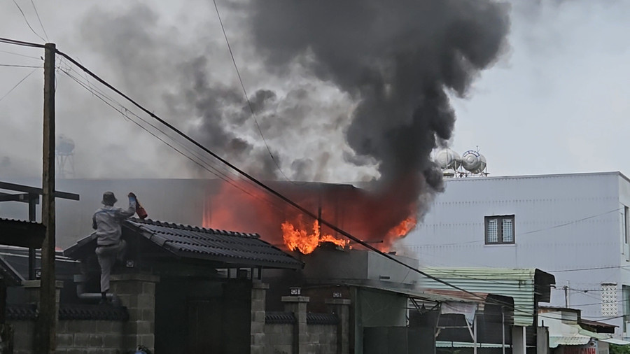 Đám cháy bùng lên dữ dội, có nguy cơ cháy lan sang các hộ dân bên cạnh. Ảnh: Ngọc Duy