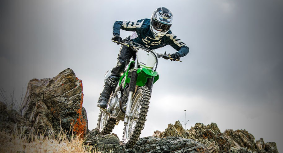 Cùng Kawasaki KLX230 chinh phục mọi nẻo đường. (Nguồn: Kawasaki motors.com)