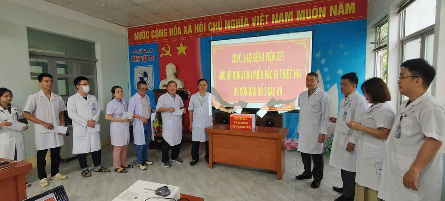 Các cán bộ, nhân viên Bệnh viện 331 quyên góp, hỗ trợ đồng bào phía Bắc bị ảnh hưởng bởi cơn bão số 3. Ảnh: Hữu Anh