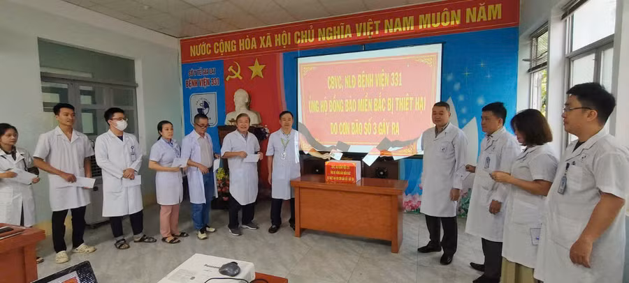 Các cán bộ, nhân viên Bệnh viện 331 quyên góp, hỗ trợ đồng bào phía Bắc bị ảnh hưởng bởi cơn bão số 3. Ảnh: Hữu Anh