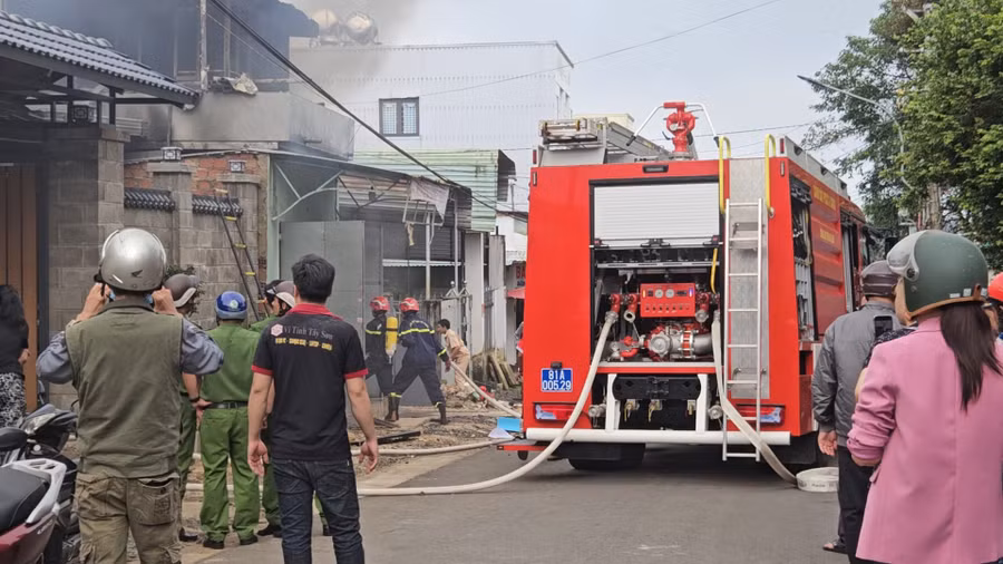 Đội PCCC đã kịp thời đến chỉ sau ít phút được thông báo. Ảnh: Ngọc Duy