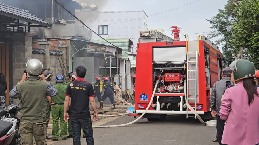 Đội PCCC đã kịp thời đến chỉ sau ít phút được thông báo. Ảnh: Ngọc Duy