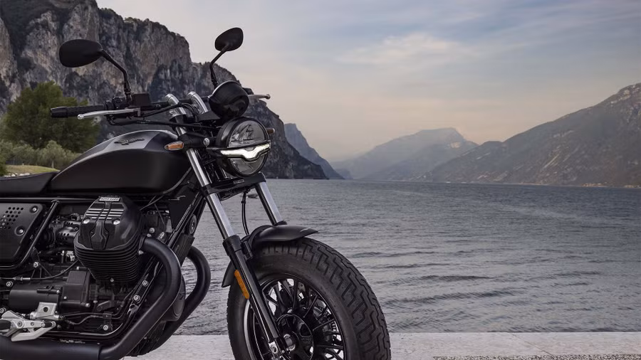 Đèn pha tròn và yên xe đơn đặc trưng của dòng cruiser càng làm nổi bật thêm nét cổ điển. (Nguồn: motoguzzi.com)