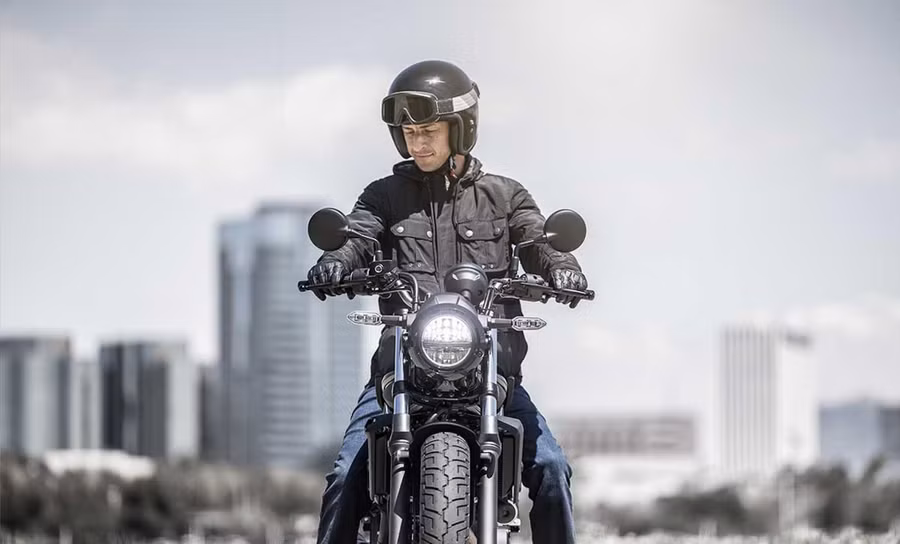 Được biết đến như một biểu tượng trong phân khúc cruiser, chiếc xe Eliminator 500 nổi bật với thiết kế tinh tế và mạnh mẽ. (Nguồn: kawasakimotors.vn)