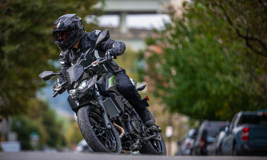 Z500 sở hữu khả năng bứt tốc mạnh mẽ cùng thiết kế đầy hiện đại, phong cách. (Nguồn: kawasaki.com) Z500 sở hữu khả năng bứt tốc mạnh mẽ cùng thiết kế đầy hiện đại, phong cách. (Nguồn: kawasaki.com)