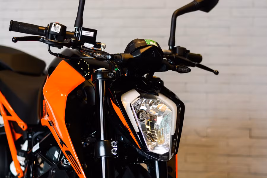 Các bộ phận ngoại trang như đèn pha đều có thể được độ chế và chuyển đổi theo nhu cầu thị hiếu người sử dụng xe. (Nguồn: ktmvietnam.com)