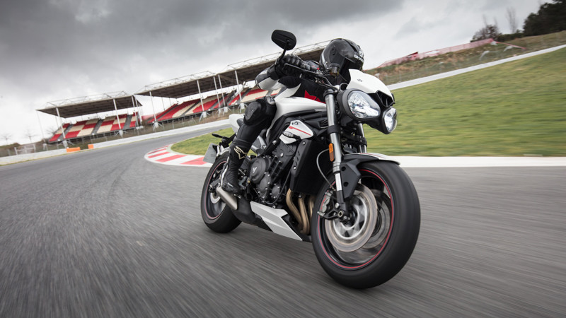 Hệ thống treo trước của Showa và hệ thống treo sau của Ohlins cho phép chiếc xe vận hành ổn định và linh hoạt trên nhiều địa hình khác nhau. (Nguồn: triumphmotors.com)