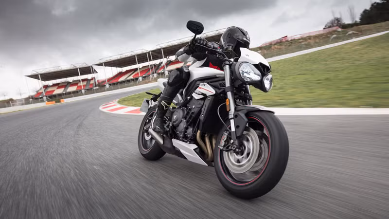 Hệ thống treo trước của Showa và hệ thống treo sau của Ohlins cho phép chiếc xe vận hành ổn định và linh hoạt trên nhiều địa hình khác nhau. (Nguồn: triumphmotors.com)