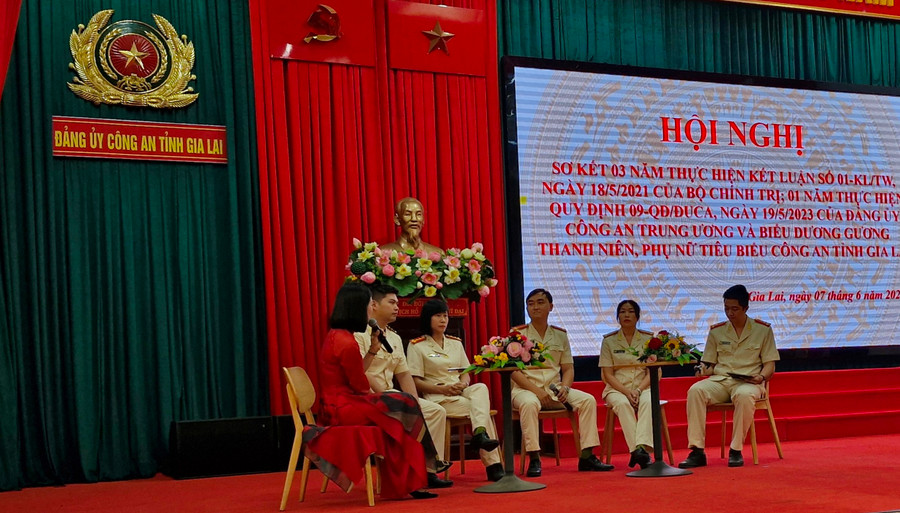 Các điển hình tiên tiến trao đổi những kinh nghiệm, cách làm hay. Ảnh: Vĩnh Hoàng Các điển hình tiên tiến trao đổi những kinh nghiệm, cách làm hay. Ảnh: Vĩnh Hoàng