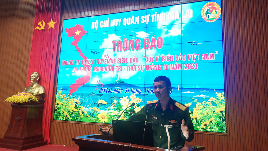 Báo cáo viên thông tin về tình hình thời sự, chính trị của tỉnh, trong nước và quốc tế. Ảnh: Vĩnh Hoàng Báo cáo viên thông tin về tình hình thời sự, chính trị của tỉnh, trong nước và quốc tế. Ảnh: Vĩnh Hoàng