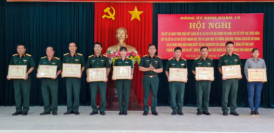 Lãnh đạo Binh đoàn 15 trao bằng khen cho các tập thể và cá nhân. Ảnh: Vĩnh Hoàng