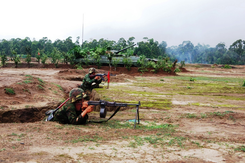 Sử dụng vũ khí phương tiện có trong biên chế tiêu diệt địch. Ảnh: Vĩnh Hoàng Sử dụng vũ khí phương tiện có trong biên chế tiêu diệt địch. Ảnh: Vĩnh Hoàng