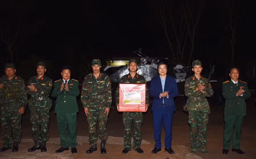 Chủ tịch UBND tỉnh Trương Hải Long (thứ 3 từ phải sang) tặng quà cho phân đội trực sẵn sàng chiến đấu. Ảnh: Vĩnh Hoàng
