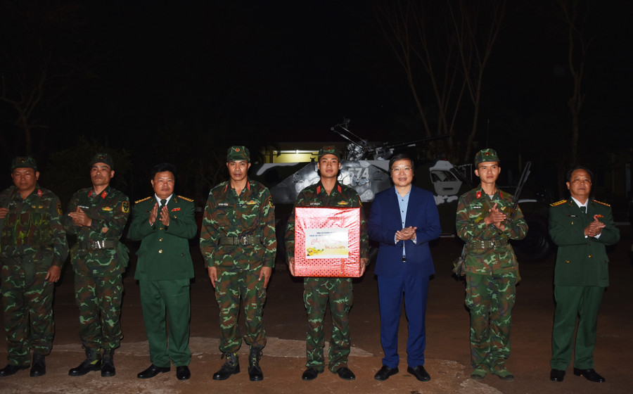 Chủ tịch UBND tỉnh Trương Hải Long (thứ 3 từ phải sang) tặng quà cho phân đội trực sẵn sàng chiến đấu. Ảnh: Vĩnh Hoàng Chủ tịch UBND tỉnh Trương Hải Long (thứ 3 từ phải sang) tặng quà cho phân đội trực sẵn sàng chiến đấu. Ảnh: Vĩnh Hoàng