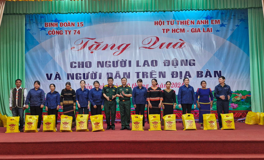 Lãnh đạo Công ty 74 trao quà cho các cặp hộ gắn kết tiêu biểu. Ảnh: Vĩnh Hoàng Lãnh đạo Công ty 74 trao quà cho các cặp hộ gắn kết tiêu biểu. Ảnh: Vĩnh Hoàng