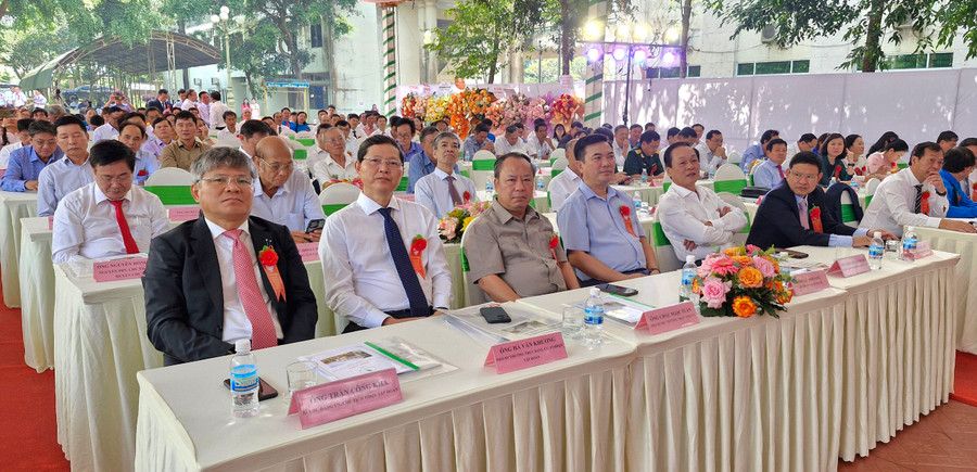 Các đồng chí lãnh đạo dự buổi lễ. Ảnh: Vĩnh Hoàng Các đồng chí lãnh đạo dự buổi lễ. Ảnh: Vĩnh Hoàng