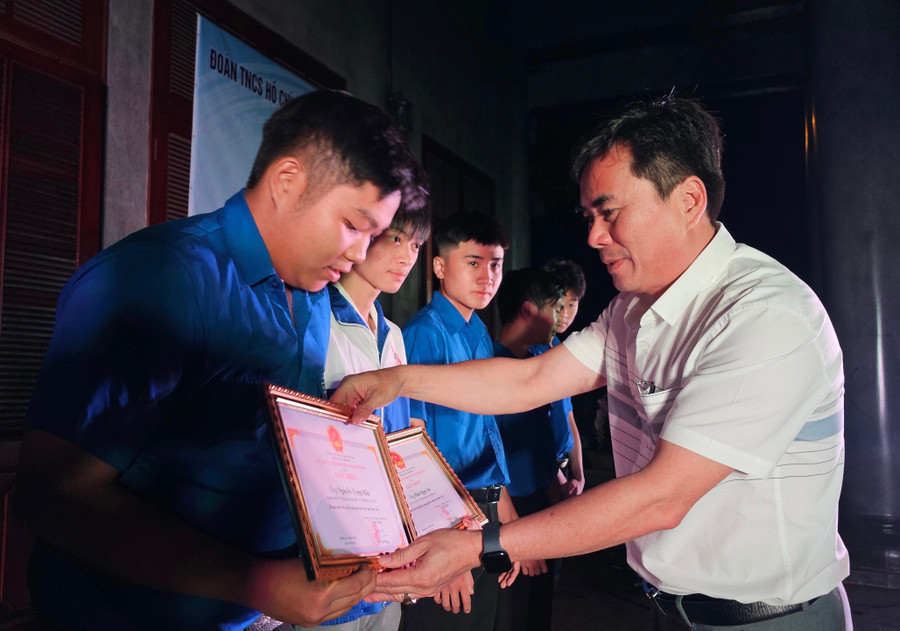 Phó Chủ tịch UBND TP. Pleiku Nguyễn Hữu Sung trao giấy khen cho các thanh niên tình nguyện lên đường nhập ngũ. Ảnh: Phương Dung Phó Chủ tịch UBND TP. Pleiku Nguyễn Hữu Sung trao giấy khen cho các thanh niên tình nguyện lên đường nhập ngũ. Ảnh: Phương Dung