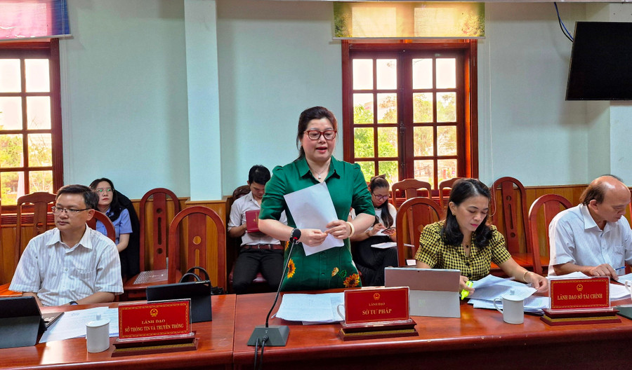 Lãnh đạo Sở Tư pháp giải trình một số nội dung liên quan. Ảnh: Vĩnh Hoàng Lãnh đạo Sở Tư pháp giải trình một số nội dung liên quan. Ảnh: Vĩnh Hoàng