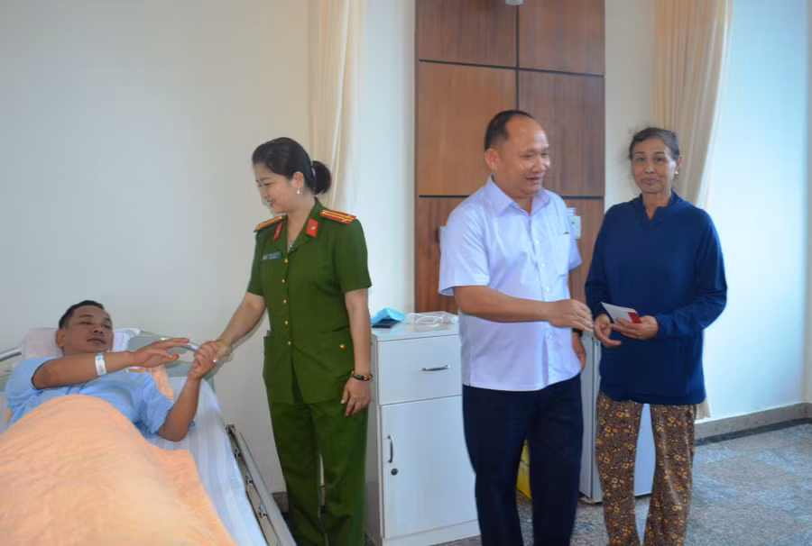 Phó Bí thư Tỉnh ủy và lãnh đạo Công an tỉnh động viên cán bộ và thân nhân. Ảnh: Vĩnh Hoàng