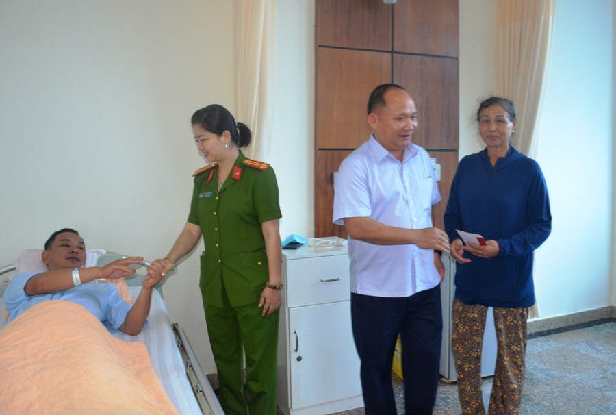 Phó Bí thư Tỉnh ủy và lãnh đạo Công an tỉnh động viên cán bộ và thân nhân. Ảnh: Vĩnh Hoàng Phó Bí thư Tỉnh ủy và lãnh đạo Công an tỉnh động viên cán bộ và thân nhân. Ảnh: Vĩnh Hoàng