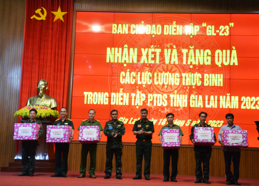 Tặng quà cho các lực lượng tham gia diễn tập phòng thủ dân sự. Ảnh: Vĩnh Hoàng Tặng quà cho các lực lượng tham gia diễn tập phòng thủ dân sự. Ảnh: Vĩnh Hoàng