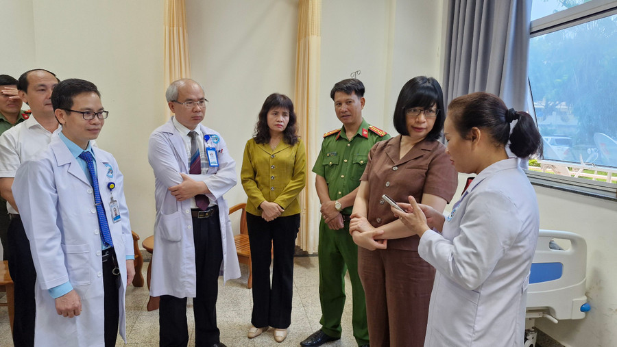 Phó Chủ tịch UBND tỉnh đề nghị lãnh đạo bệnh viện tập trung vật tư, nhân lực cứu chữa các cán bộ bị thương. Ảnh: Vĩnh Hoàng Phó Chủ tịch UBND tỉnh đề nghị lãnh đạo bệnh viện tập trung vật tư, nhân lực cứu chữa các cán bộ bị thương. Ảnh: Vĩnh Hoàng