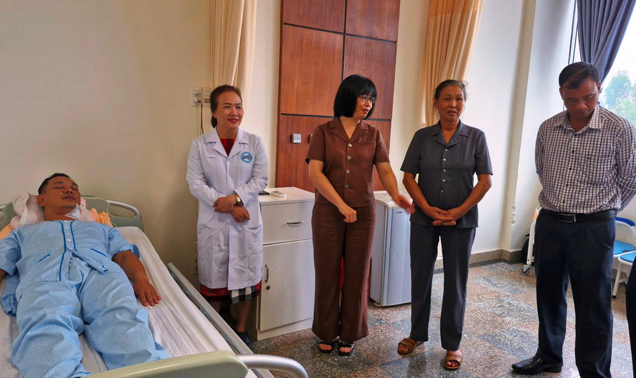 Đồng chí Nguyễn Thị Thanh Lịch động viên và chia sẻ với người thân Trung tá Trương Công Cường. Ảnh: Vĩnh Hoàng Đồng chí Nguyễn Thị Thanh Lịch động viên và chia sẻ với người thân Trung tá Trương Công Cường. Ảnh: Vĩnh Hoàng