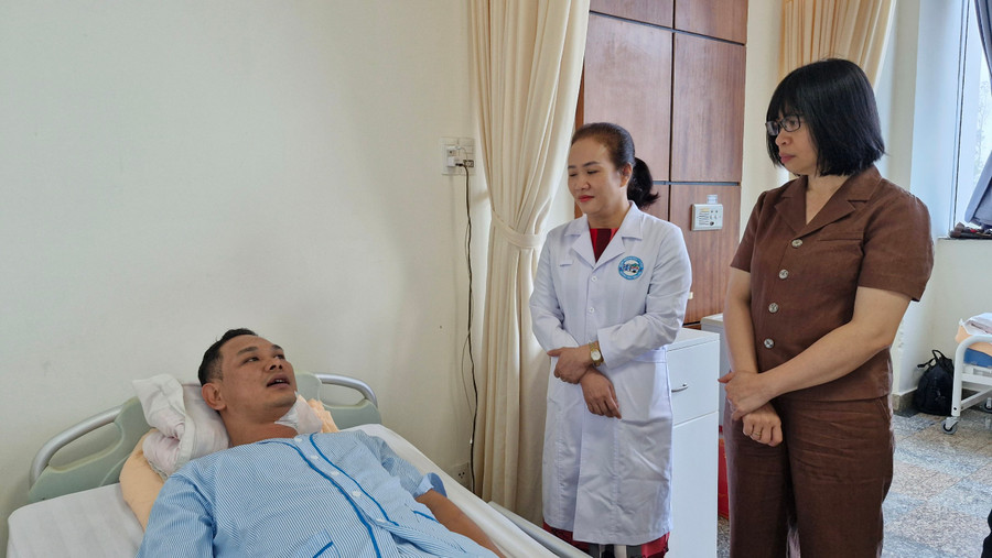 Phó Chủ tịch UBND tỉnh thăm hỏi sức khỏe và biểu dương tinh thần tấn công trấn áp tội phạm của các cán bộ bị thương. Ảnh: Vĩnh Hoàng Phó Chủ tịch UBND tỉnh thăm hỏi sức khỏe và biểu dương tinh thần tấn công trấn áp tội phạm của các cán bộ bị thương. Ảnh: Vĩnh Hoàng