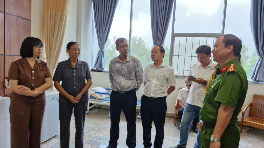 Đồng chí Nguyễn Thị Thanh Lịch đề nghị các sở, ngành phối hợp với bệnh viện chăm sóc, điều trị tốt cho các cán bộ. Ảnh: Vĩnh Hoàng Đồng chí Nguyễn Thị Thanh Lịch đề nghị các sở, ngành phối hợp với bệnh viện chăm sóc, điều trị tốt cho các cán bộ. Ảnh: Vĩnh Hoàng