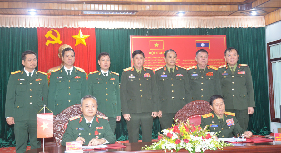 Hai bên ký thỏa thuận kết nghĩa giai đoạn tiếp theo. Ảnh: Vĩnh Hoàng Hai bên ký thỏa thuận kết nghĩa giai đoạn tiếp theo. Ảnh: Vĩnh Hoàng