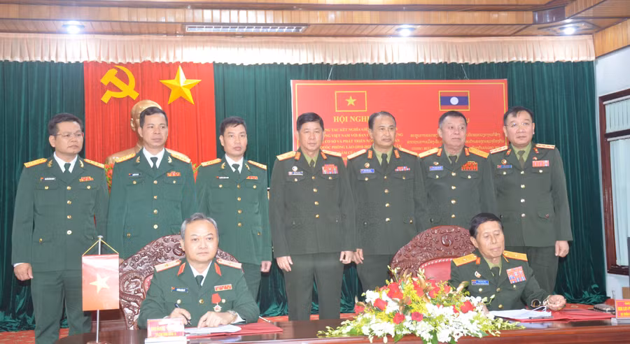 Hai bên ký thỏa thuận kết nghĩa giai đoạn tiếp theo. Ảnh: Vĩnh Hoàng Hai bên ký thỏa thuận kết nghĩa giai đoạn tiếp theo. Ảnh: Vĩnh Hoàng