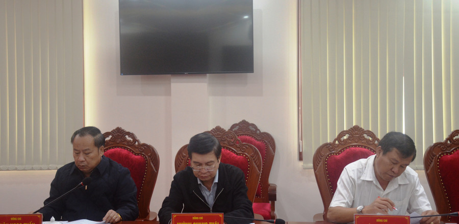 Các đồng chí lãnh đạo tỉnh dự phiên họp. Ảnh: Vĩnh Hoàng Các đồng chí lãnh đạo tỉnh dự phiên họp. Ảnh: Vĩnh Hoàng