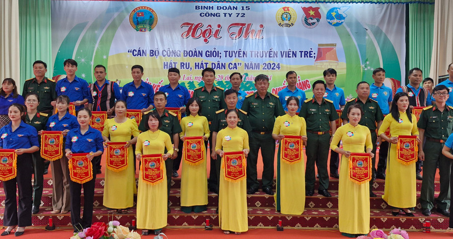 Ban tổ chức tặng cờ cho các đội dự thi "Cán bộ công đoàn giỏi, tuyên truyền viên trẻ; hát ru, hát dân ca. Ảnh: Vĩnh Hoàng Ban tổ chức tặng cờ cho các đội dự thi "Cán bộ công đoàn giỏi, tuyên truyền viên trẻ; hát ru, hát dân ca. Ảnh: Vĩnh Hoàng