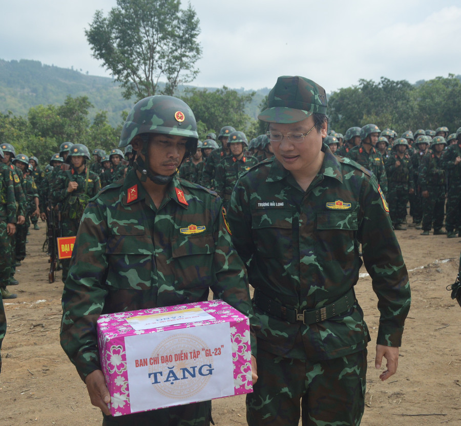 Chủ tịch UBND tỉnh Trương Hải Long tặng quà cho các lực lượng tham gia diễn tập. Ảnh: Huy Bắc Chủ tịch UBND tỉnh Trương Hải Long tặng quà cho các lực lượng tham gia diễn tập. Ảnh: Huy Bắc