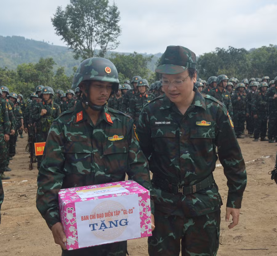 Chủ tịch UBND tỉnh Trương Hải Long tặng quà cho các lực lượng tham gia diễn tập. Ảnh: Huy Bắc