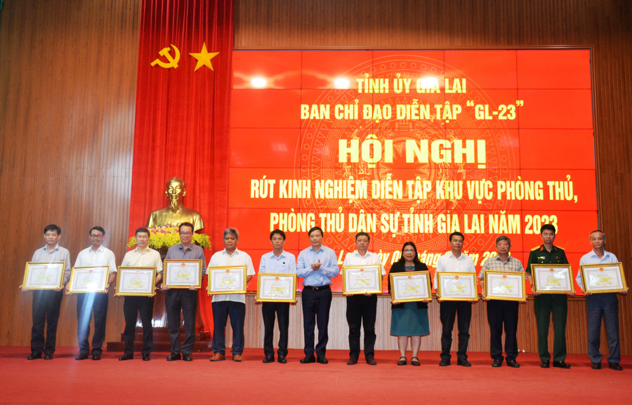 Khen thưởng các tập thể có thành tích xuất sắc trong diễn tập. Ảnh: Vĩnh Hoàng Khen thưởng các tập thể có thành tích xuất sắc trong diễn tập. Ảnh: Vĩnh Hoàng